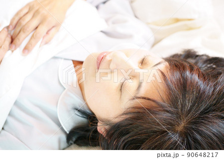 すやすやと眠る中年女性　快眠 90648217