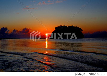 奥能登・見附島(軍艦島)・日の出・美しい朝焼けに浮かび上がる島の影、能登の美しい風景 奥能登・見附島(軍艦島)・日の出・美しい朝焼けに浮かび上がる島の影、能登の美しい風景 90648326
