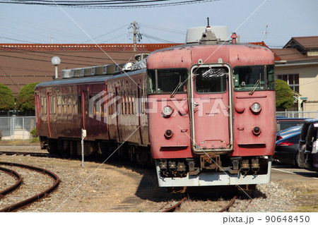 金沢総合車両所松任本所に置かれる七尾線413系 90648450