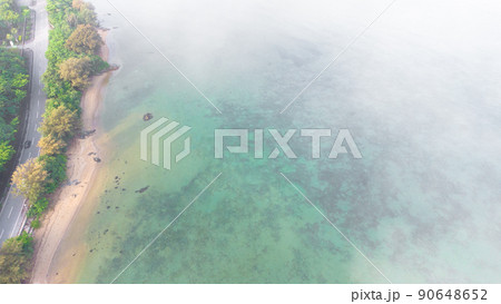 【空撮】石垣島 名蔵湾 雲の中から 90648652