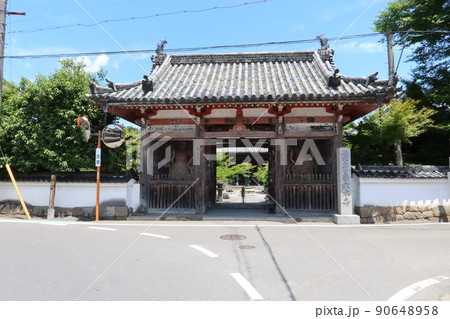 京都府亀岡市にある穴太寺の境内入り口の仁王門の風景 90648958