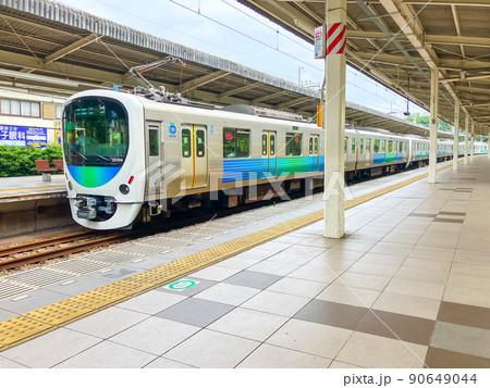 埼玉・西武池袋線入間市駅に到着した30000系 90649044