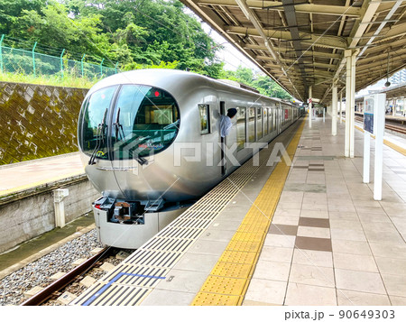 埼玉・西武池袋線入間市駅に到着した特急ラビュー 90649303