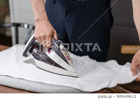 アイロンがけをする男性 90649611