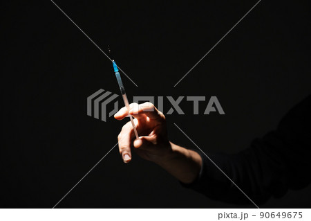 自己注射をする男性　手元 90649675