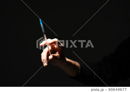 自己注射をする男性　手元 90649677