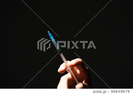 自己注射をする男性　手元 90649679
