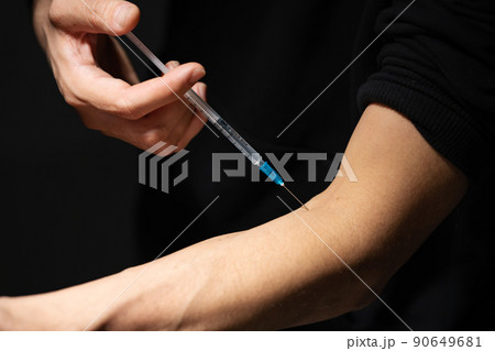 自己注射をする男性 手元 自己注射をする男性 手元 90649681