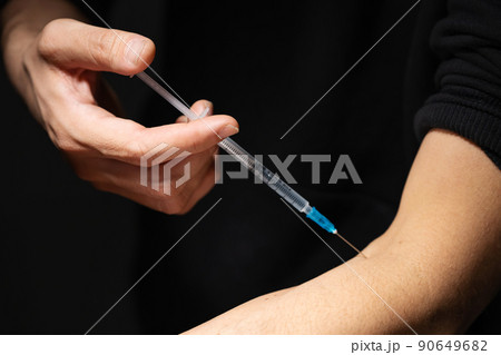 自己注射をする男性 手元 自己注射をする男性 手元 90649682