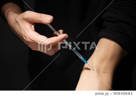 自己注射をする男性　手元 90649683