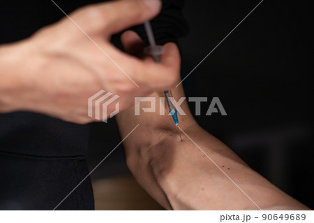 自己注射をする男性　手元 90649689