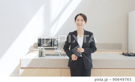 ビジネスウーマン モデルルーム 案内 不動産 ビジネスウーマン モデルルーム 案内 不動産 90649765