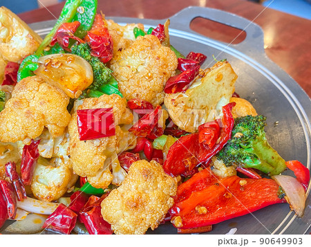 中国シルクロード料理・干鍋菜花(カリフラワーの鉄鍋焼き) 中国シルクロード料理・干鍋菜花(カリフラワーの鉄鍋焼き) 90649903