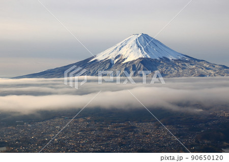 御坂山地から望む朝の富士山と雲海（寄り） 90650120