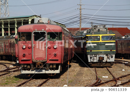 金沢総合車両所松任本所に置かれる七尾線413系 90651339