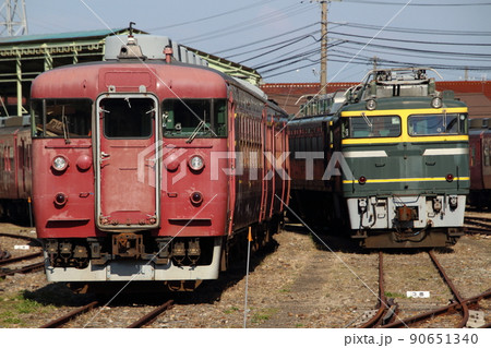 金沢総合車両所松任本所に置かれる七尾線413系 90651340