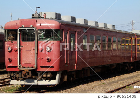 金沢総合車両所松任本所に置かれる七尾線455系（クハ455-702） 90651409