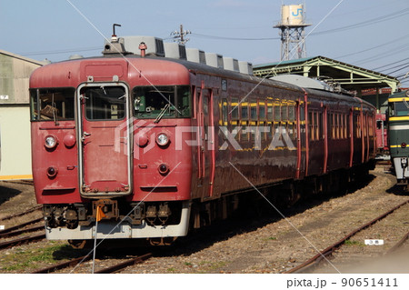 金沢総合車両所松任本所に置かれる七尾線455系（クハ455-702） 90651411