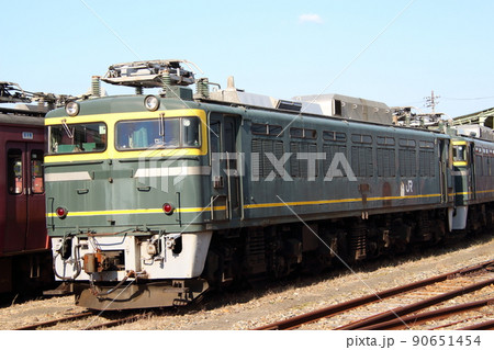 金沢総合車両所松任本所に置かれるEF81トワイライト塗装機 90651454