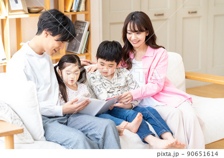 リビングで団らんする若い家族 90651614