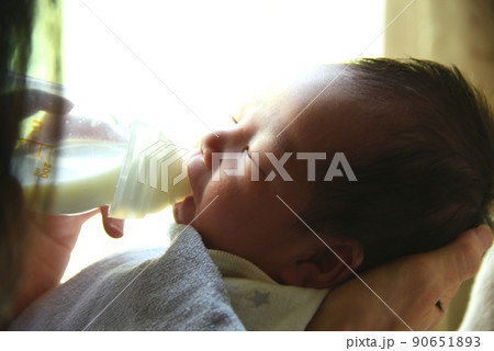 授乳　新生児　生後16日目 90651893