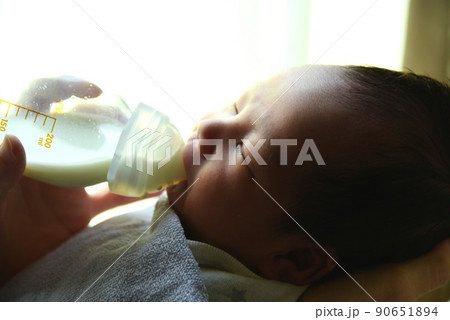 授乳　新生児　生後16日目 90651894