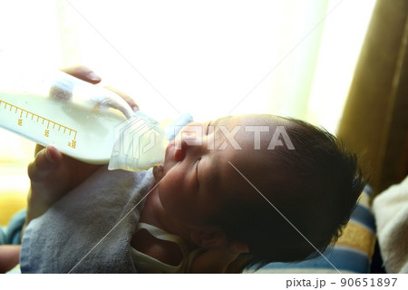 授乳 新生児 生後16日目 授乳 新生児 生後16日目 90651897