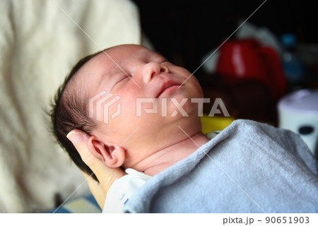 授乳後の満足感　新生児　生後16日目 90651903