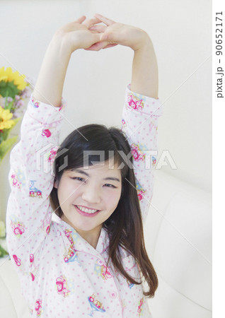 パジャマの女の子の朝 90652171