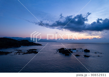夜明けの岩礁の風景 夜明けの岩礁の風景 90652931