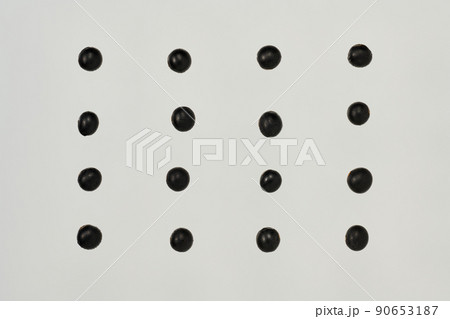 素材としての使用をはじめとした様々に活用できる、北海道産「黒千石大豆」という豆の数粒整列真俯瞰撮影 素材としての使用をはじめとした様々に活用できる、北海道産「黒千石大豆」という豆の数粒整列真俯瞰撮影 90653187