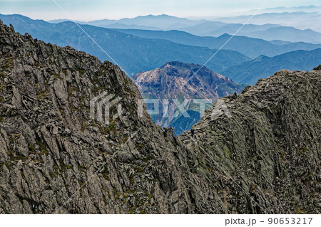 穂高岳の岩稜を行く登山者と焼岳の眺め 90653217