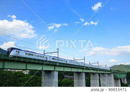 青空を背景に鳥沢鉄橋を渡る中央線E353系特急電車 青空を背景に鳥沢鉄橋を渡る中央線E353系特急電車 90653471