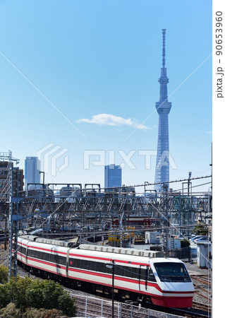 東京スカイツリーと東武特急りょうもう号 東京スカイツリーと東武特急りょうもう号 90653960