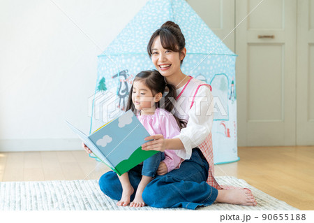 絵本を読む保育士と子供 90655188