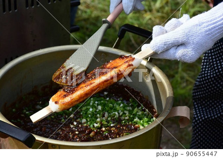 お祭り用の五平餅に味噌を塗っている様子 お祭り用の五平餅に味噌を塗っている様子 90655447