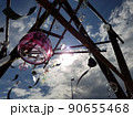暑い夏の日に涼しげ音色を奏でる風鈴 90655468