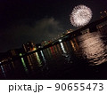 花火大会で綺麗に上がる花火 90655473