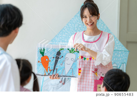紙芝居をする保育士 90655483