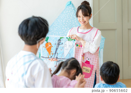 紙芝居をする保育士 90655602
