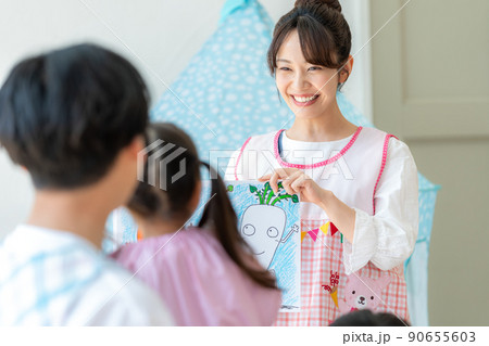 紙芝居をする保育士 紙芝居をする保育士 90655603