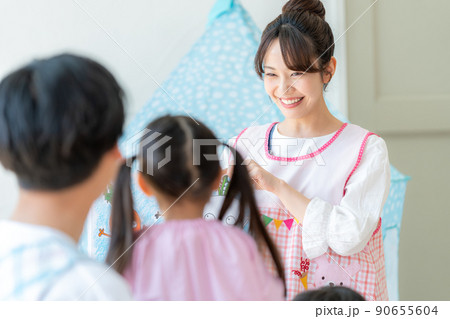 紙芝居をする保育士 紙芝居をする保育士 90655604
