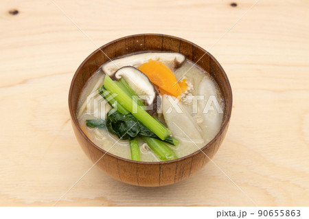 野菜たっぷりの味噌汁 小松菜が入った豚汁 野菜たっぷりの味噌汁 小松菜が入った豚汁 90655863