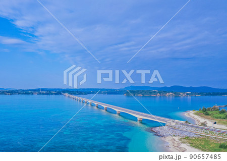 快晴の古宇利大橋、古宇利島の海、どろーん撮影、沖縄リゾート 快晴の古宇利大橋、古宇利島の海、どろーん撮影、沖縄リゾート 90657485