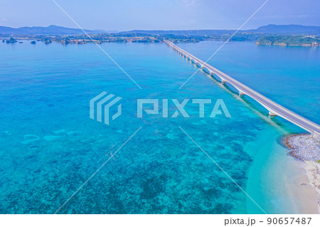 快晴の古宇利大橋、古宇利島の海、どろーん撮影、沖縄リゾート 90657487