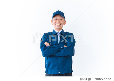 腕を組み笑顔を見せる配達員 腕を組み笑顔を見せる配達員 90657772