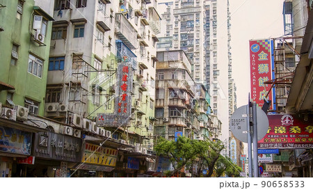 古いビルが立ち並ぶマカオ市街地 90658533