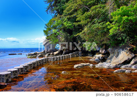 能登・九十九湾・のと海洋ふれあいセンター・冒険気分も味わえる磯の観察路の様子・石川県能登町 90658617
