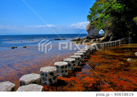 能登・九十九湾・のと海洋ふれあいセンター・磯の観察路の所々に設置されている飛び石の歩道・石川県能登町 90658619