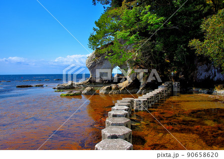 能登・九十九湾・のと海洋ふれあいセンター・冒険気分も味わえる磯の観察路の様子・石川県能登町 90658620